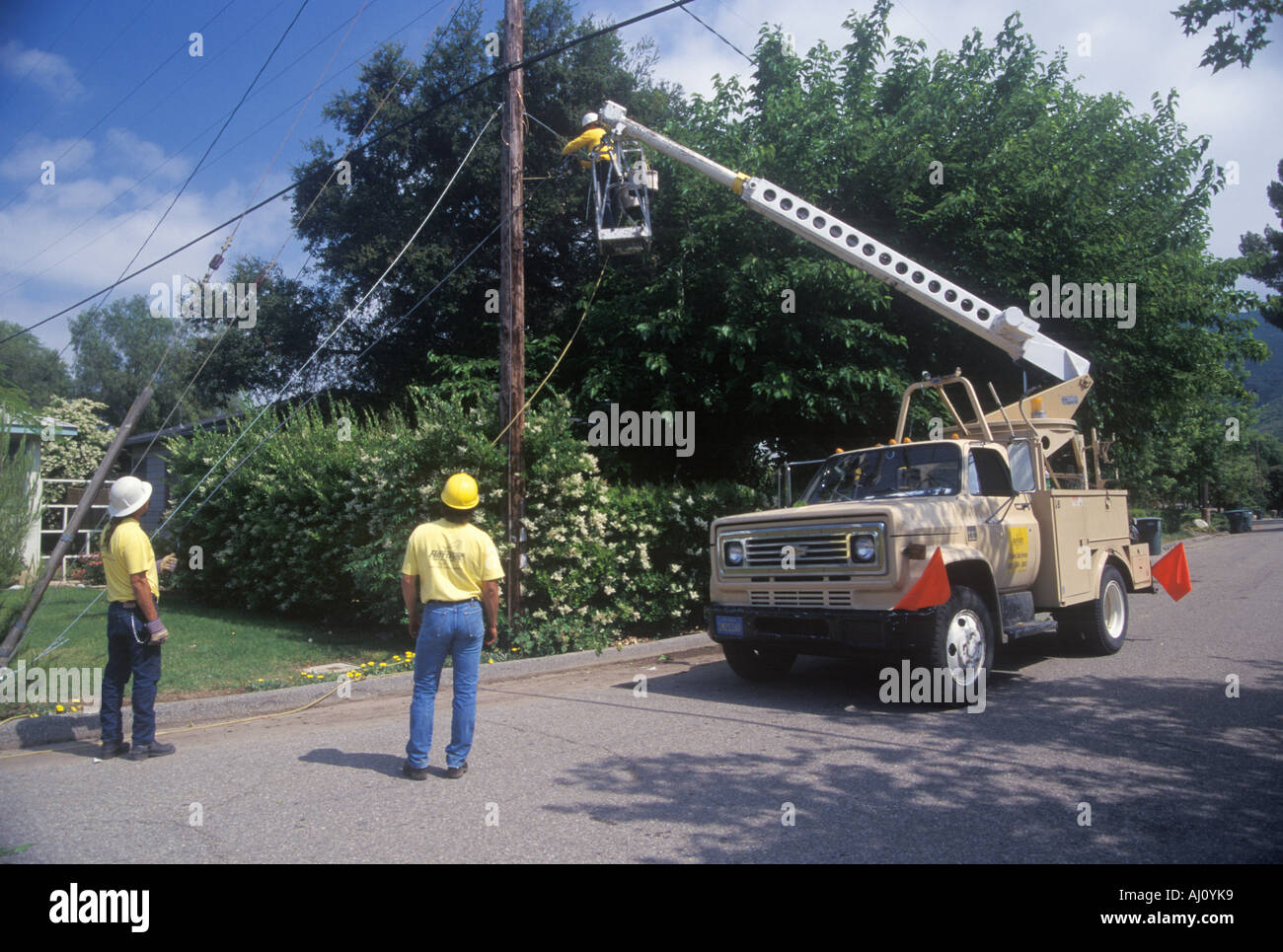Kabel-TV-Mechaniker mit einer Hubarbeitsbühne Ojai CA Stockfoto