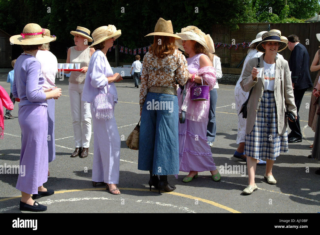 Königin Elizabeths Golden Jubiläumsfeier in einem Hampshire Schulhof Mütter in Partyhüte Stockfoto