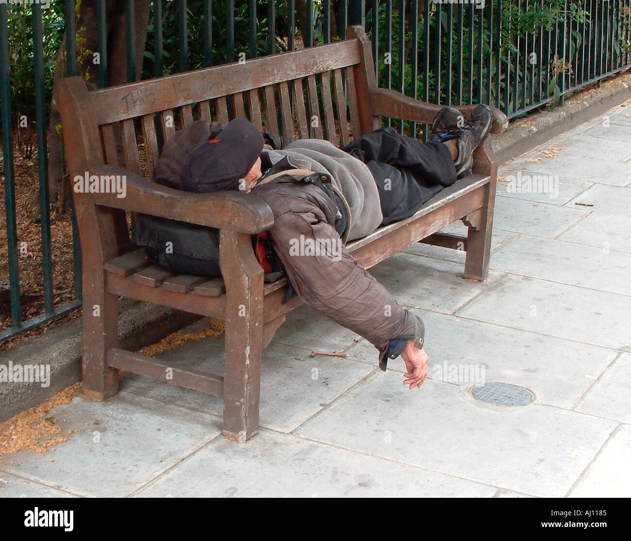 Menschen schlafen auf London Park sitz Juni 2003 Stockfoto