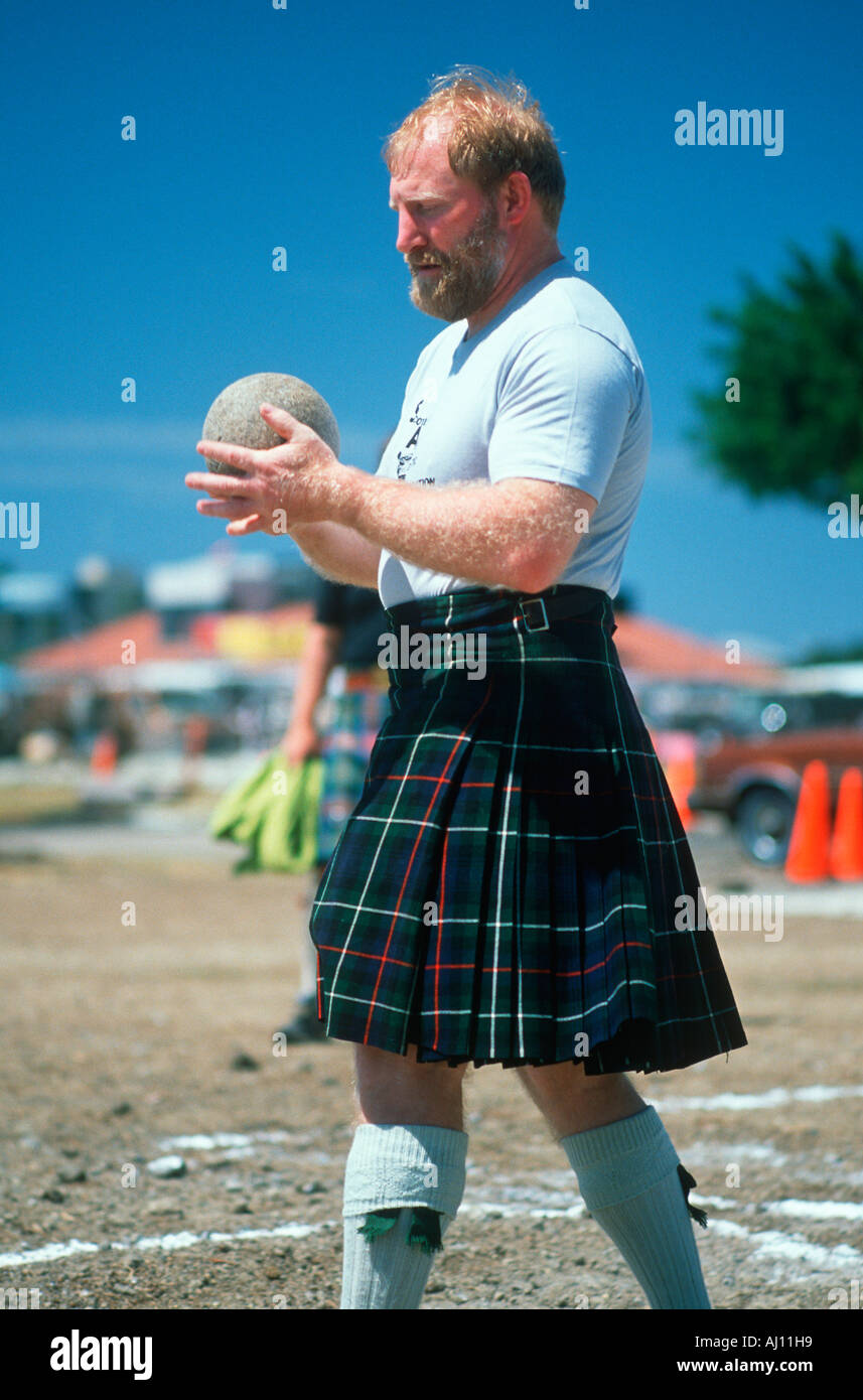 Eine schottische Kugelstoßer im Wettbewerb bei Scottish Pride Day Festival Orange County CA Stockfoto