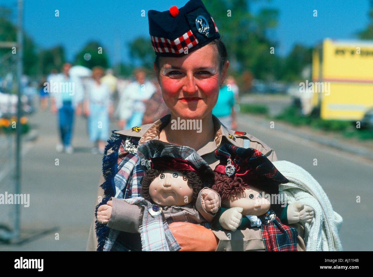 Eine schottische Frau mit Puppen bei Scottish Pride Day Festival Orange County CA Stockfoto
