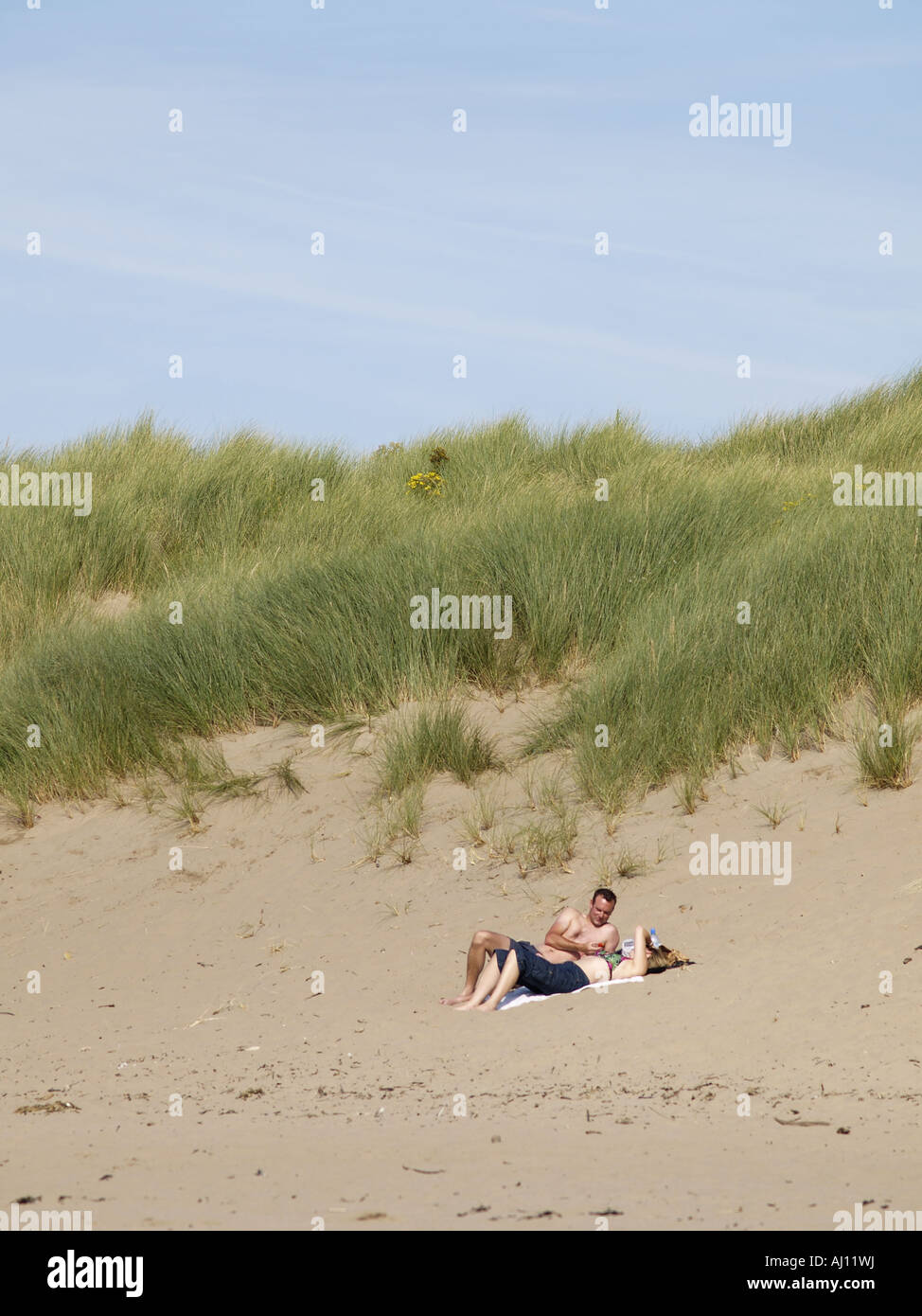 Paar zusammen an einem Sandstrand legen Stockfoto