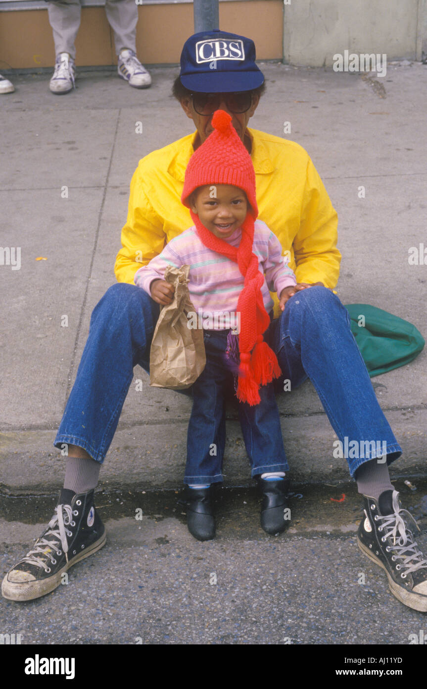 Ein afroamerikanischen Vater und Sohn sitzen auf einem Bordstein in New Orleans Stockfoto