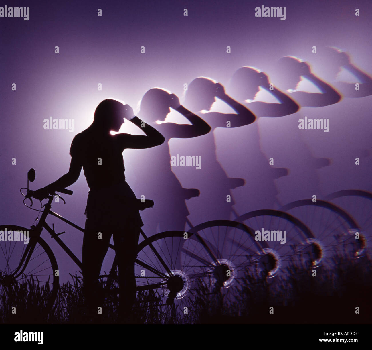 Silhouette der Mädchen neben ihr Fahrrad mit der Silhouette stehen fünf Mal wiederholt Stockfoto
