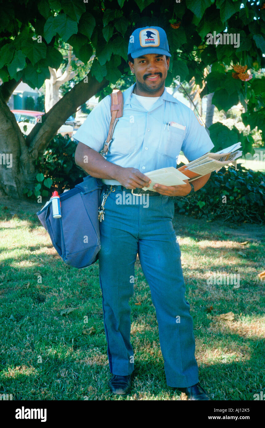 Eine afroamerikanische Briefzusteller auf seiner Route Santa Monica CA Stockfoto