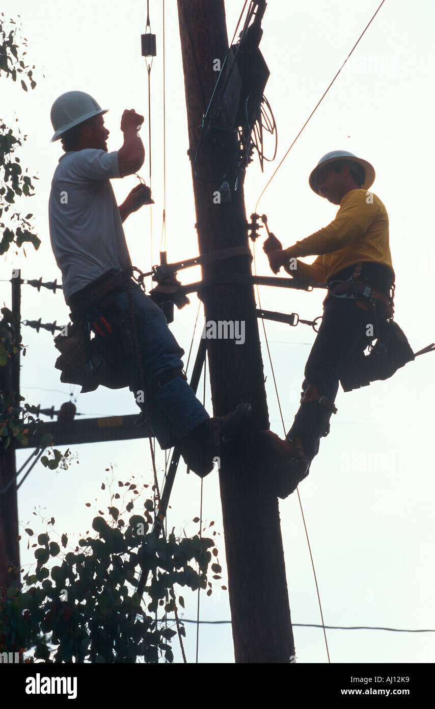 Zwei Mechaniker auf einen Telefonmast auf dem Kabel Ojai CA arbeiten Stockfoto