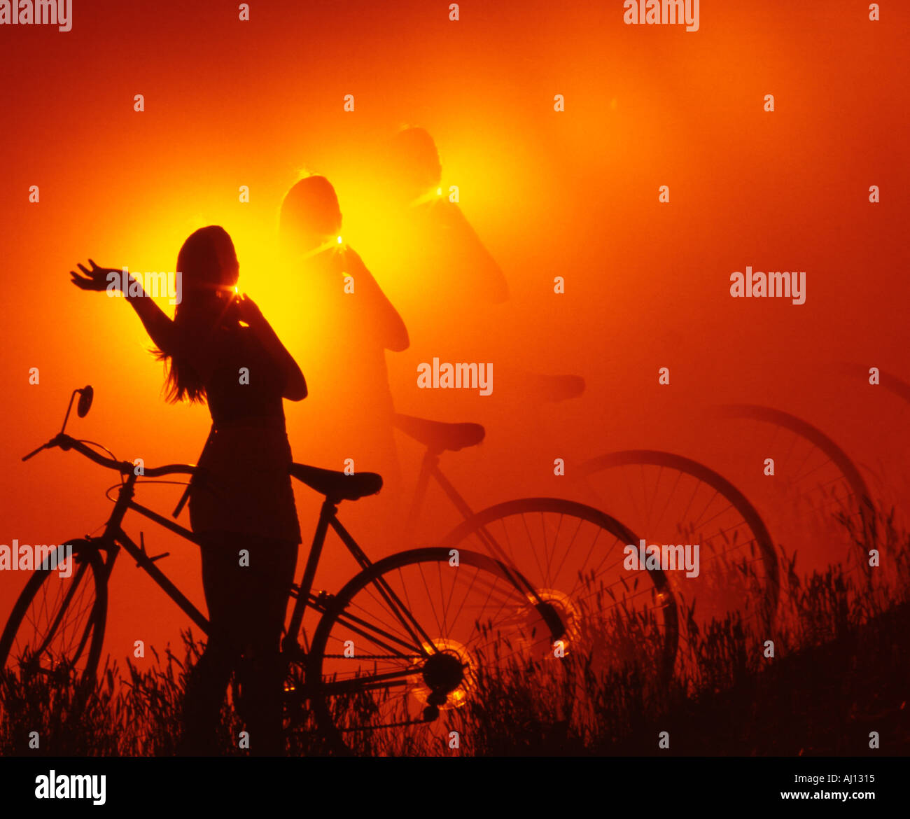 Sonnenuntergang Silhouette der jungen Frau stand neben ihr Fahrrad gegen die Einstellung mit Bild mehrmals wiederholt Stockfoto