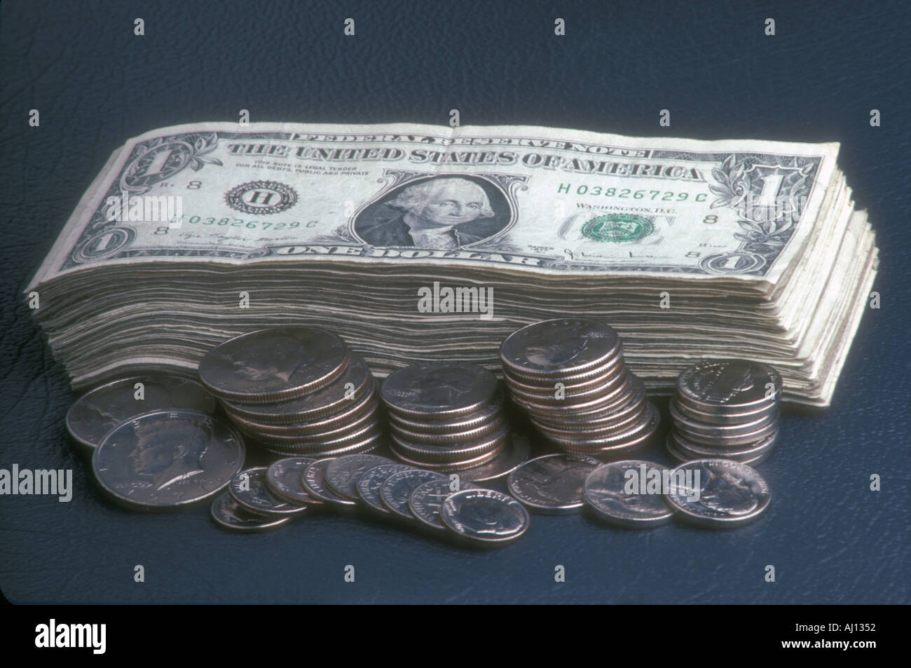 USA-Dollar-Scheine und Münzen Stockfoto