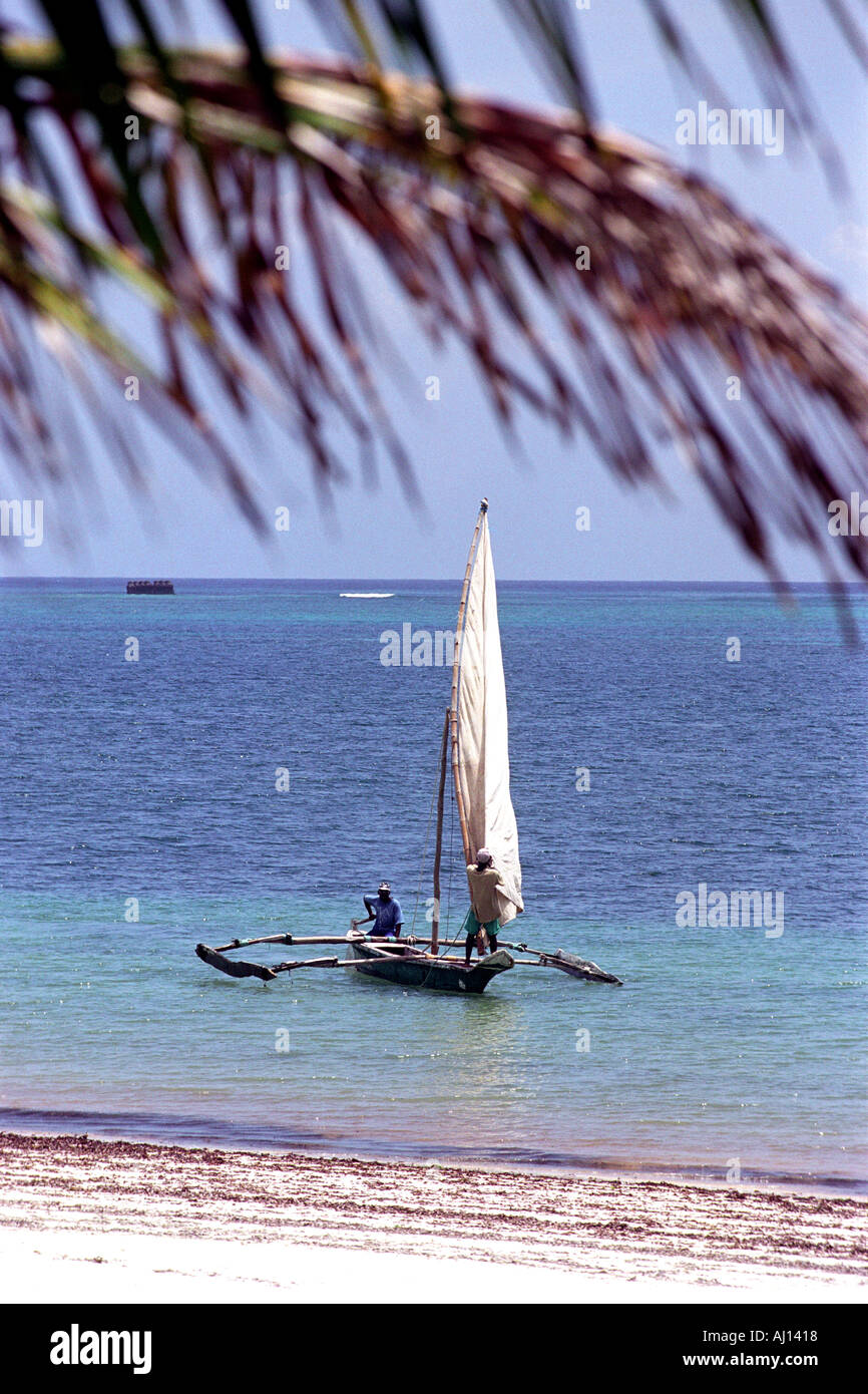 Dhau vor Nyali Beach in Mombasa Kenia in Ostafrika Stockfoto