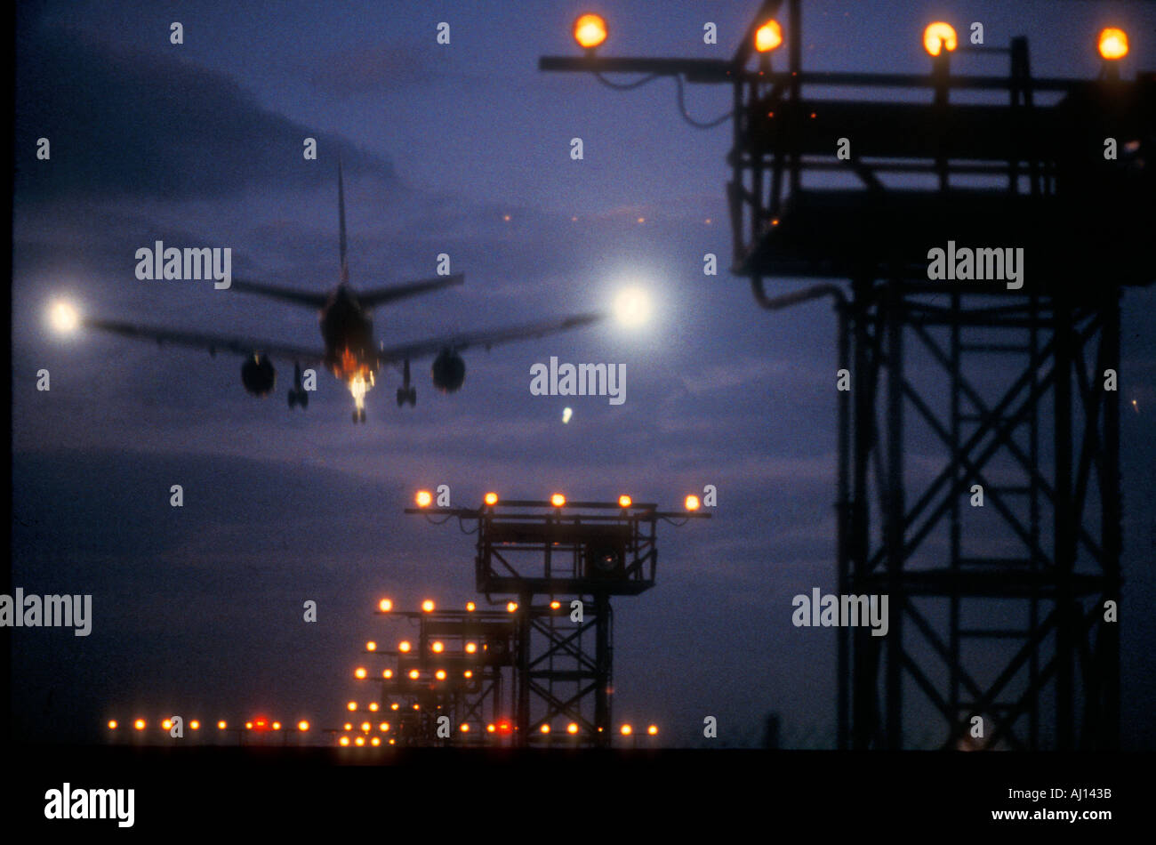 kommerziellen Jet Landung mit Licht in der Dämmerung Stockfoto