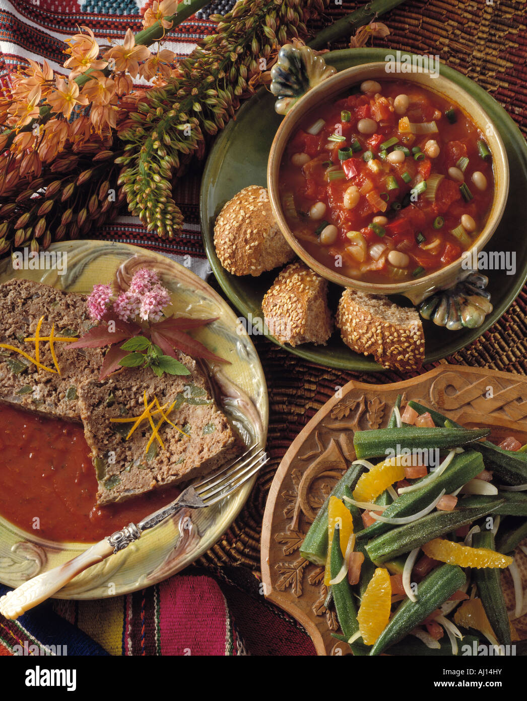 Terrine Okra und Orange Salat mit Bohnen in dicken Tomatensauce Stockfoto