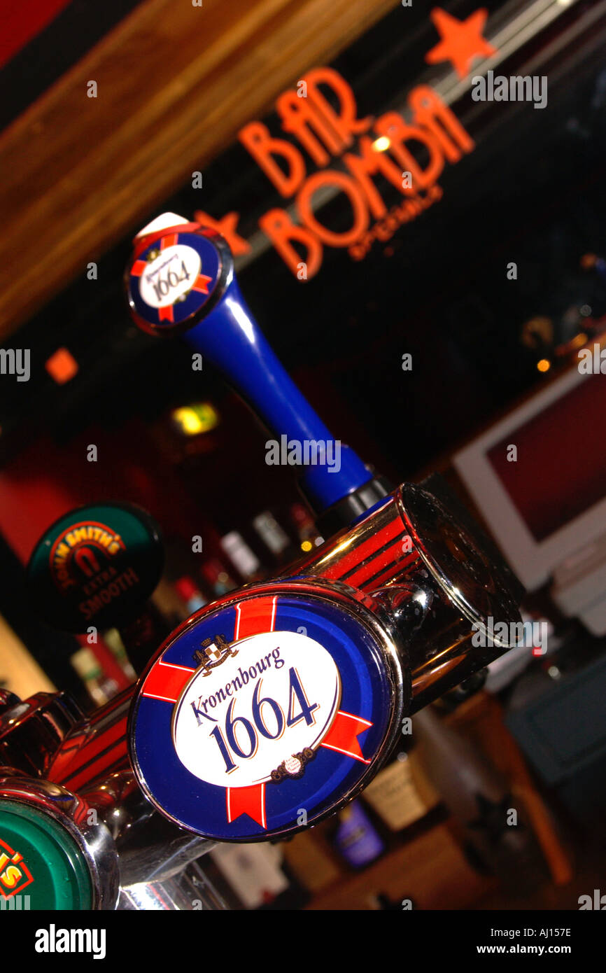 Kronenbourg Lager Pumpe an Fruta Bomba Bar in Cardiff South Wales UK Stockfoto