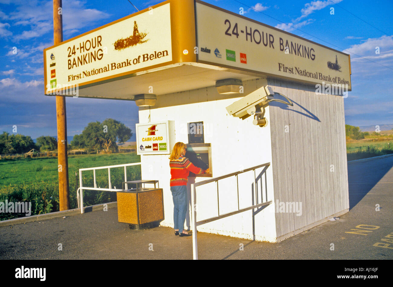 Frau am 24-Stunden ATM Maschine NM Stockfoto