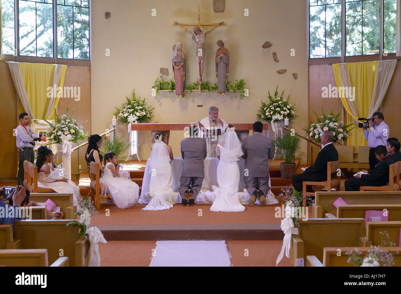 Latino amerikanischen katholischen Doppelhochzeit am St. Thomaskirche in Ojai, Kalifornien Stockfoto