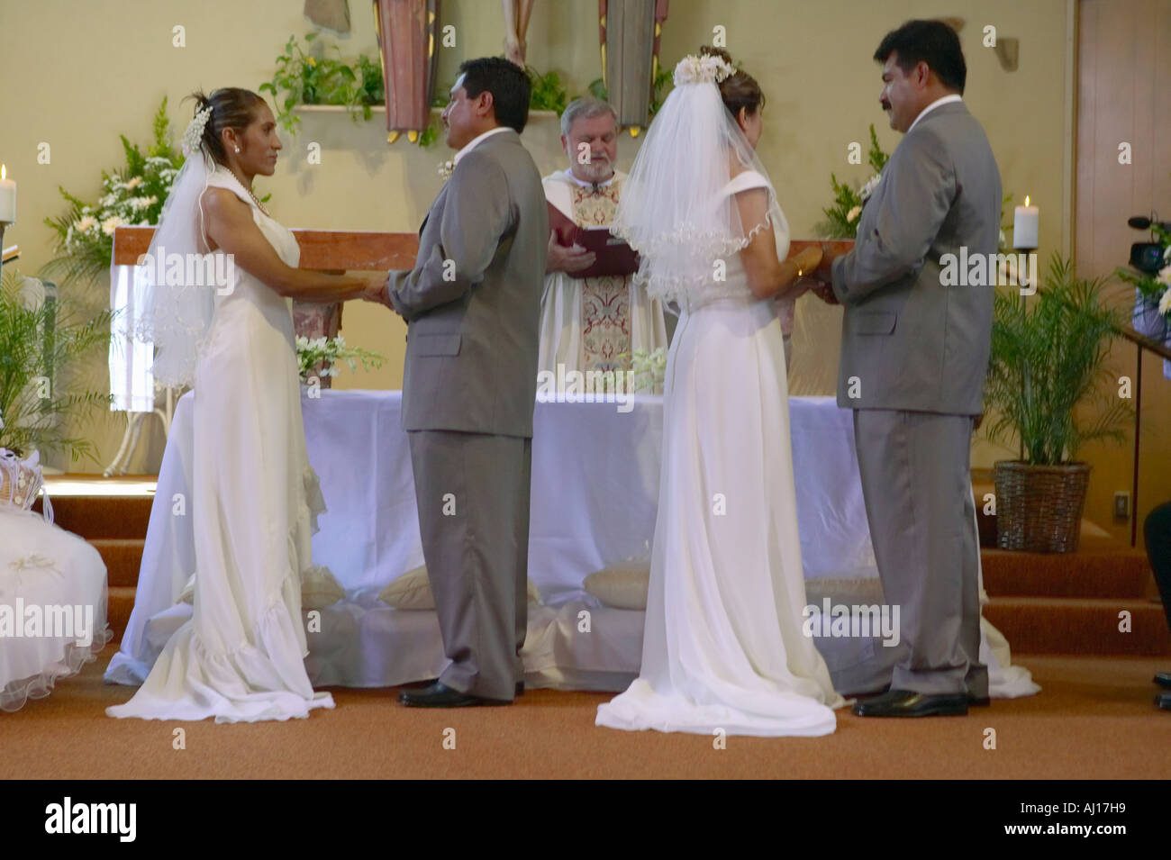 Latino amerikanischen katholischen Doppelhochzeit am St. Thomaskirche in Ojai, Kalifornien Stockfoto