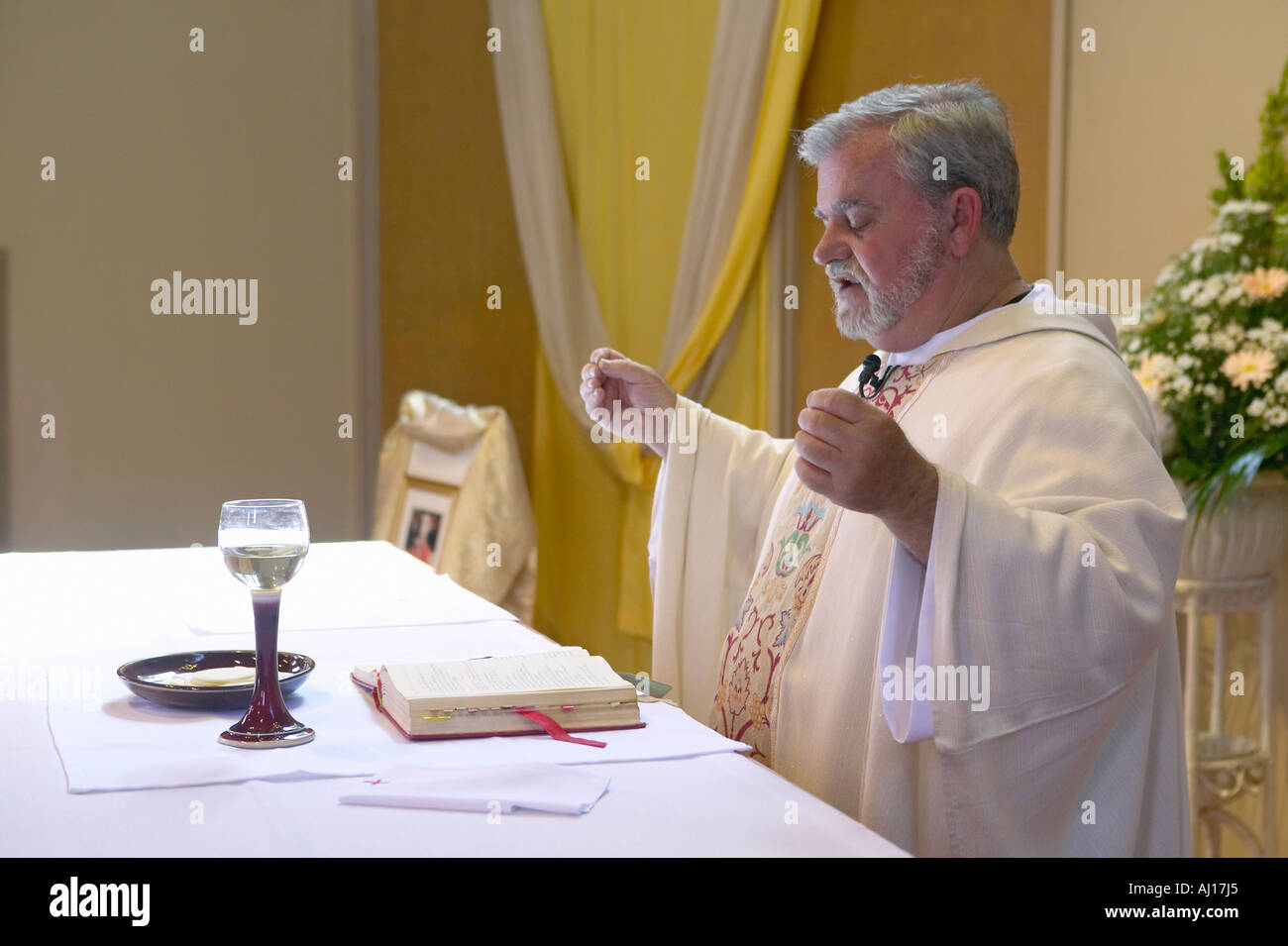 Katholische Priester verwaltet Eheversprechen und Gebete an St. Thomaskirche in Ojai, Kalifornien Stockfoto