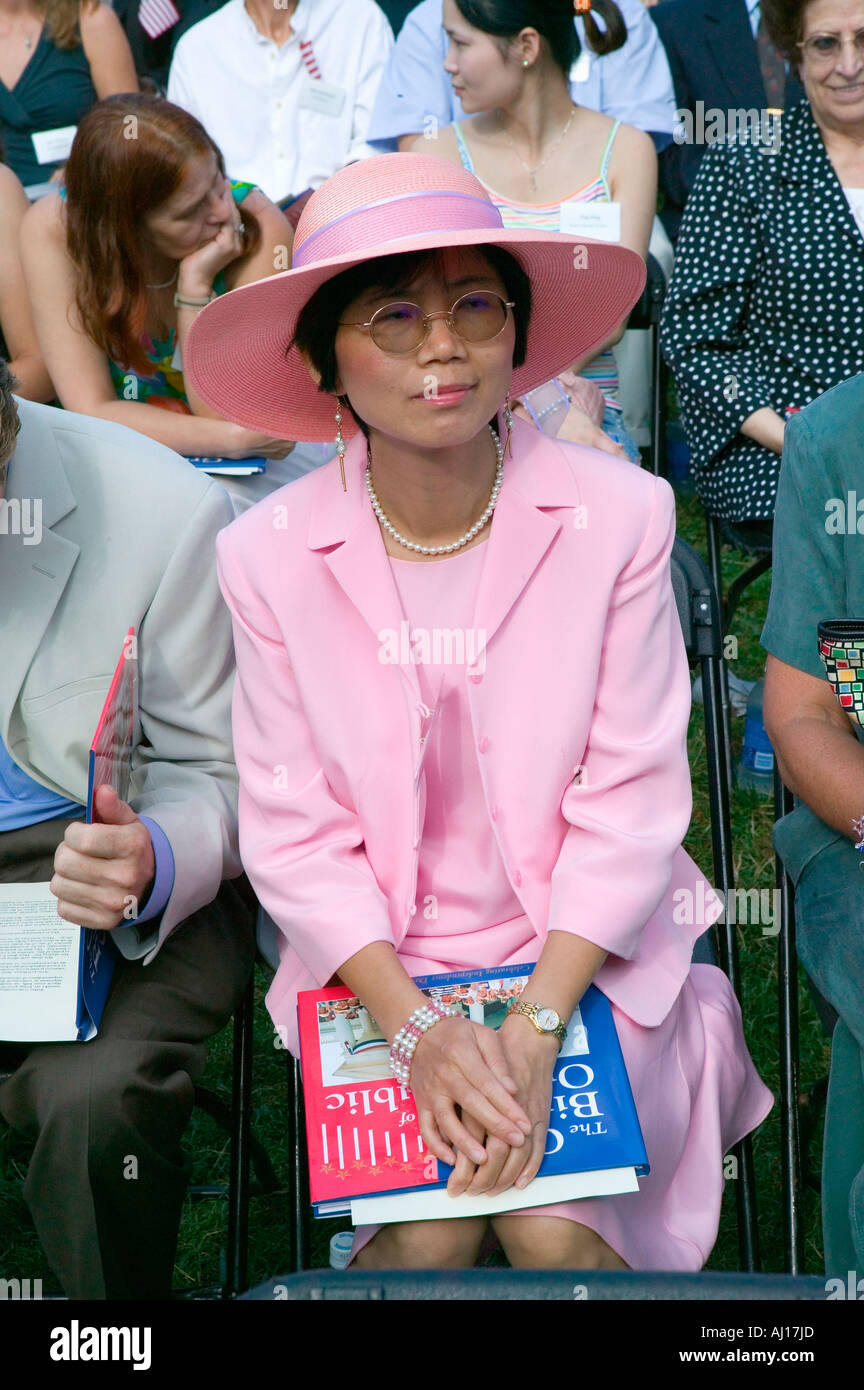 Asiatische Einwanderer und 76 neue amerikanische Bürger am Independence Day Naturalization Ceremony am 4. Juli 2005 an Thomas Jefferson s Stockfoto
