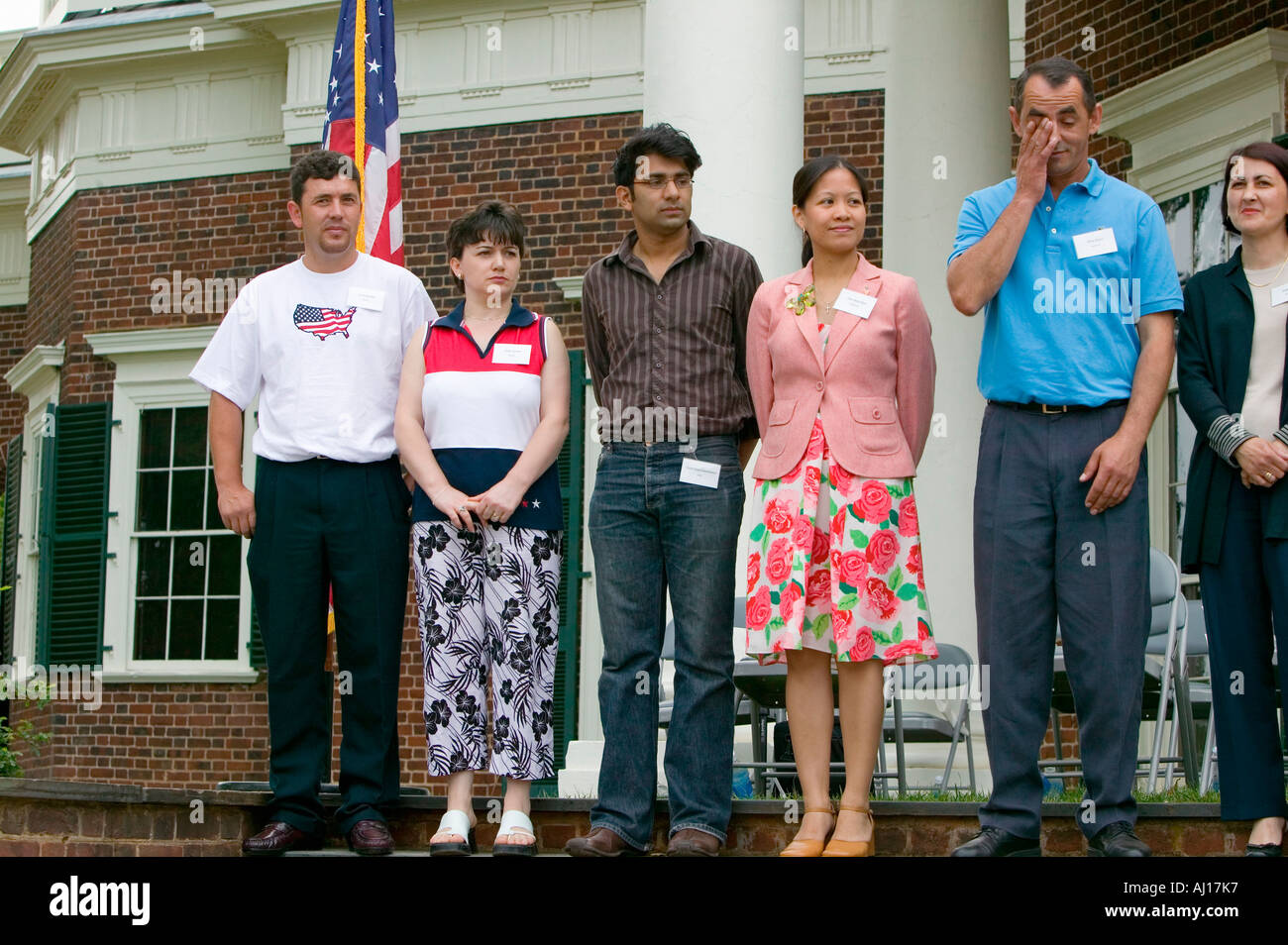 76 neue amerikanische Staatsbürger bei Independence Day Einbürgerung Zeremonie am 4. Juli 2005 an Thomas Jefferson s Haus Monticello Stockfoto