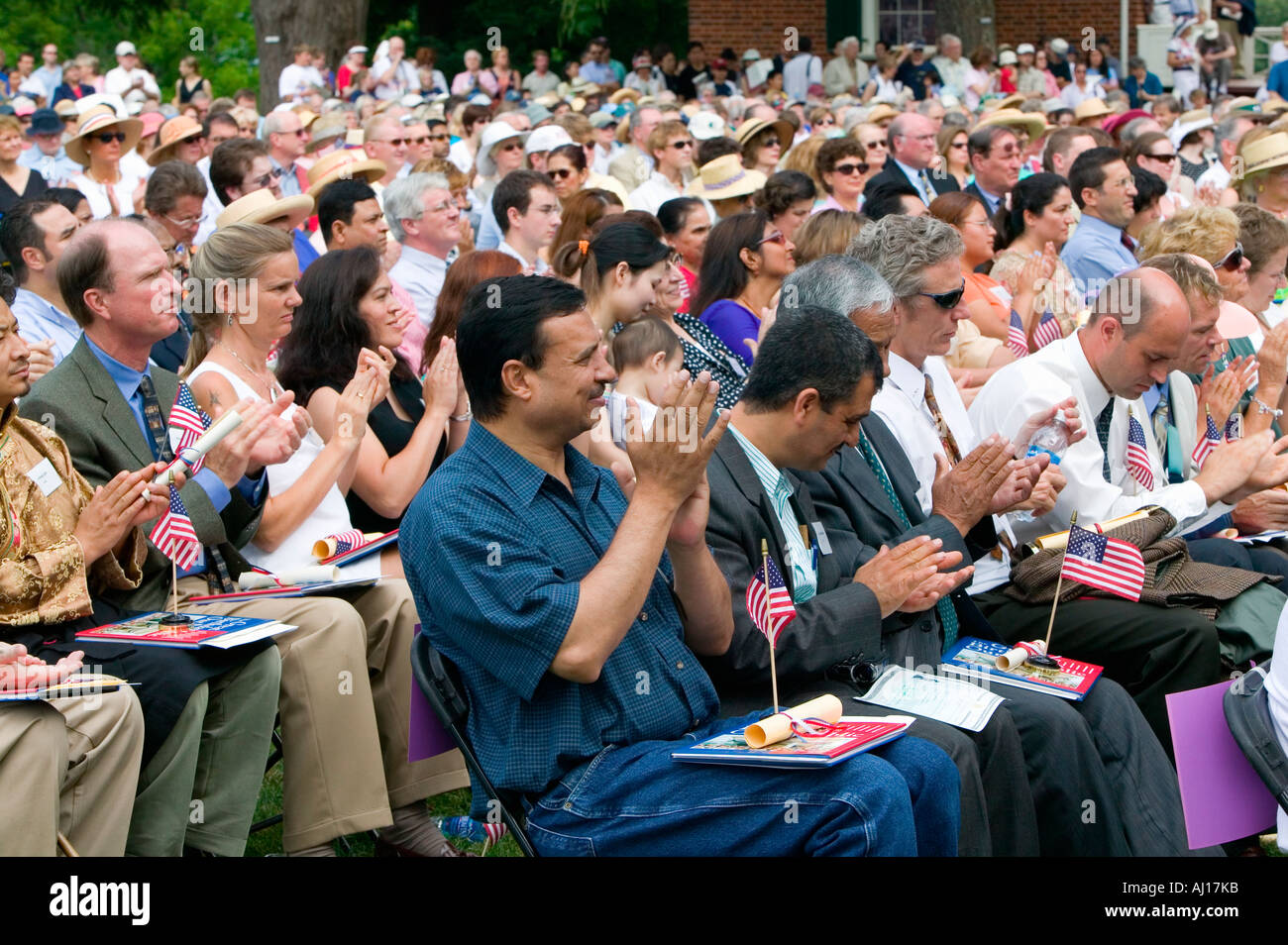 Irak-Immigrant applaudieren mit 76 neue US-Bürger am Independence Day Naturalization Ceremony am 4. Juli 2005 an Thomas Stockfoto