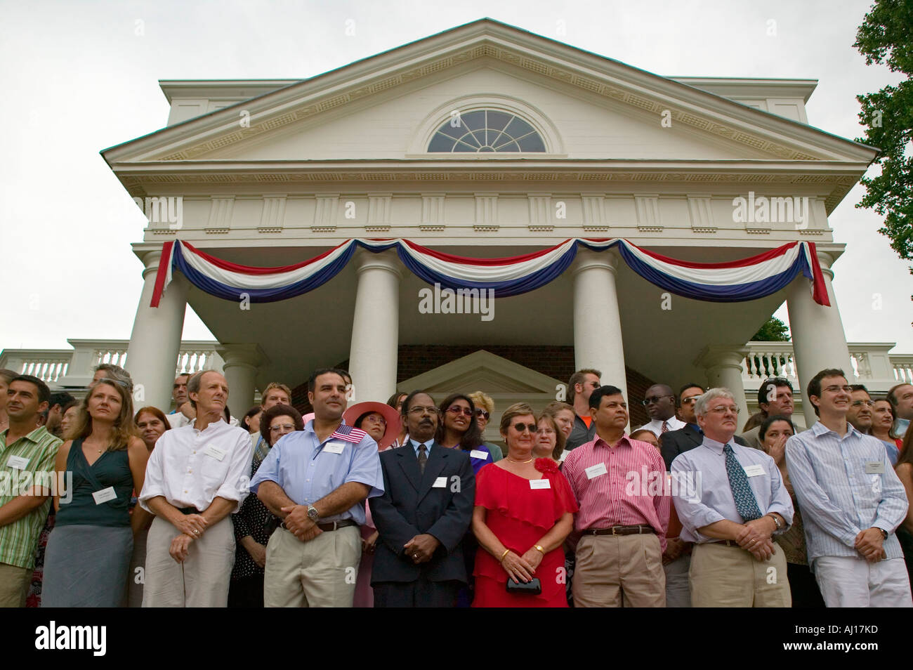 76 neue amerikanische Staatsbürger bei Independence Day Einbürgerung Zeremonie am 4. Juli 2005 an Thomas Jefferson s Haus Monticello Stockfoto