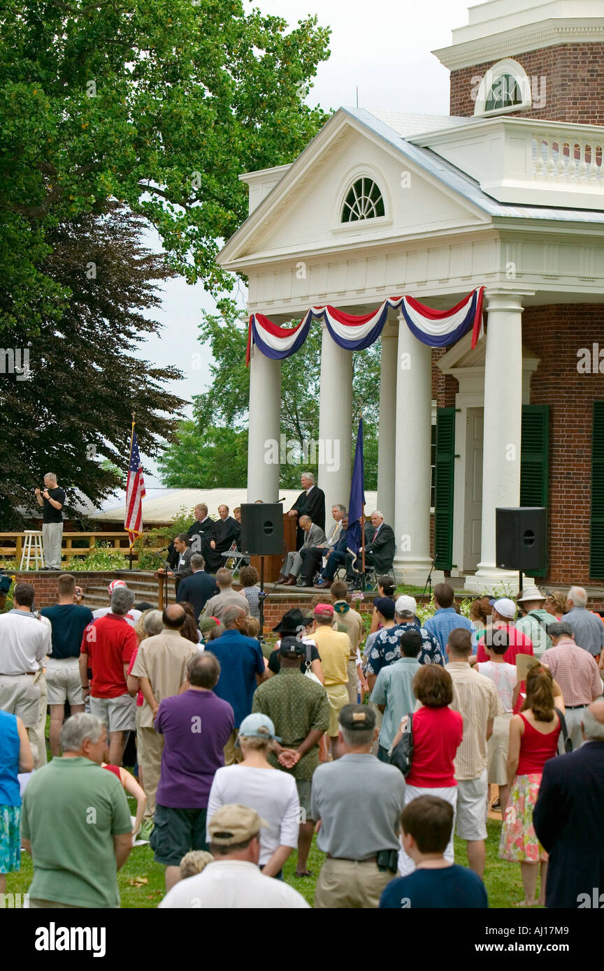 Zuschauer, die 76 neue US-Bürger am Independence Day Naturalization Ceremony am 4. Juli 2005 an Thomas Jefferson s Stockfoto