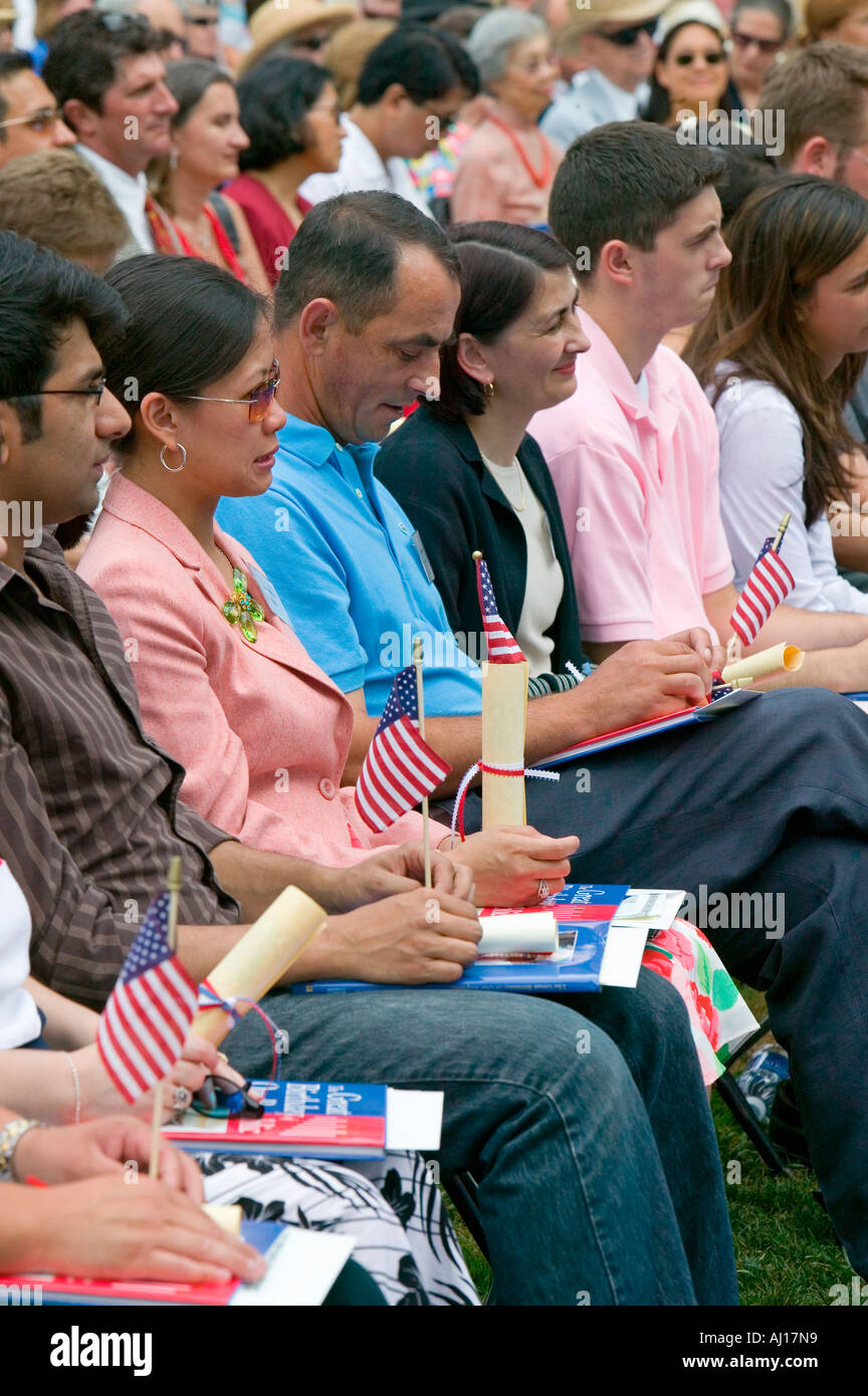 76 neue amerikanische Staatsbürger bei Independence Day Einbürgerung Zeremonie am 4. Juli 2005 an Thomas Jefferson s Haus Monticello Stockfoto