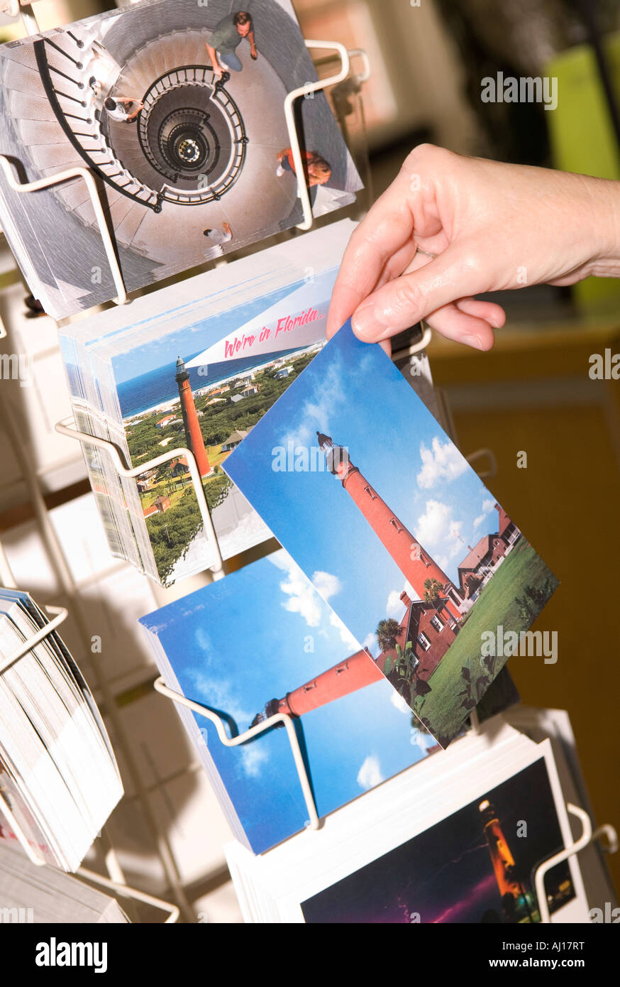 Postkartenausstellung des Woman Holding Ponce de Leon Inlet Lighthouse in St Augustine FL USA Stockfoto