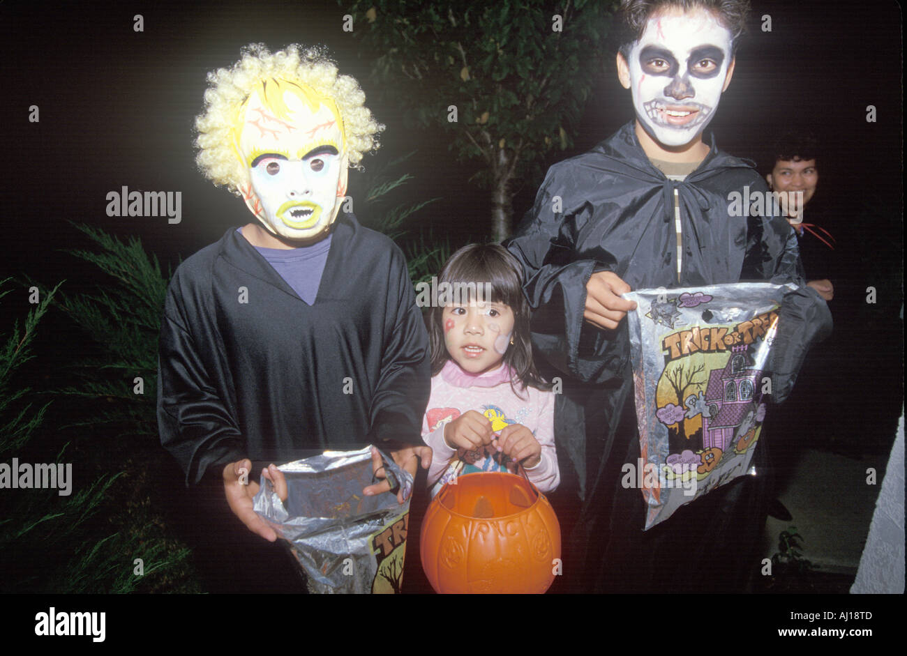 Drei Kinder Süßes oder Saures für Halloween in Oak View CA Stockfoto