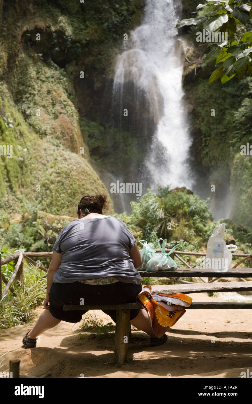Touristen sieht die Tat Kuang Si Wasserfall in der Nähe von Luang Prabang in Laos Stockfoto