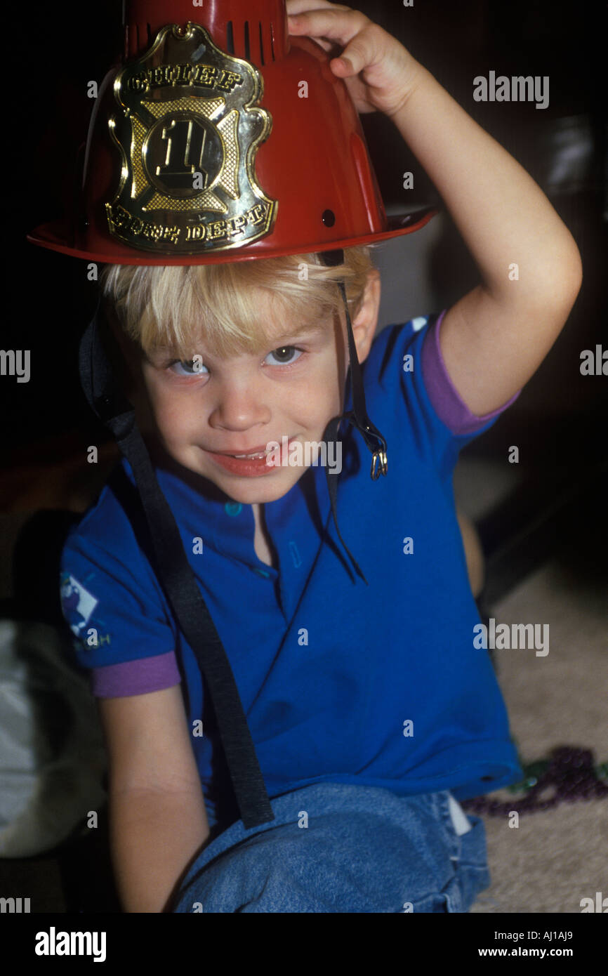 Vorschulkind Dress mit Firemans Hut auf Washington DC spielen Stockfoto