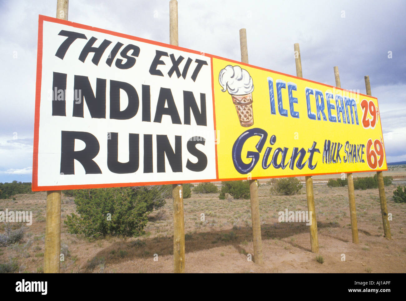Indischen Ruinen Anschlagtafel neben Eis und Milchshake Werbung in NM Stockfoto