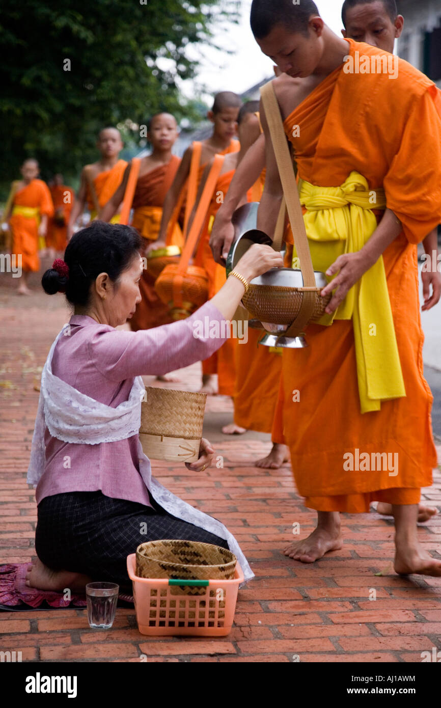 Einheimische Frau verleiht Mönche in Luang Prabang Laos Reis Alms Stockfoto