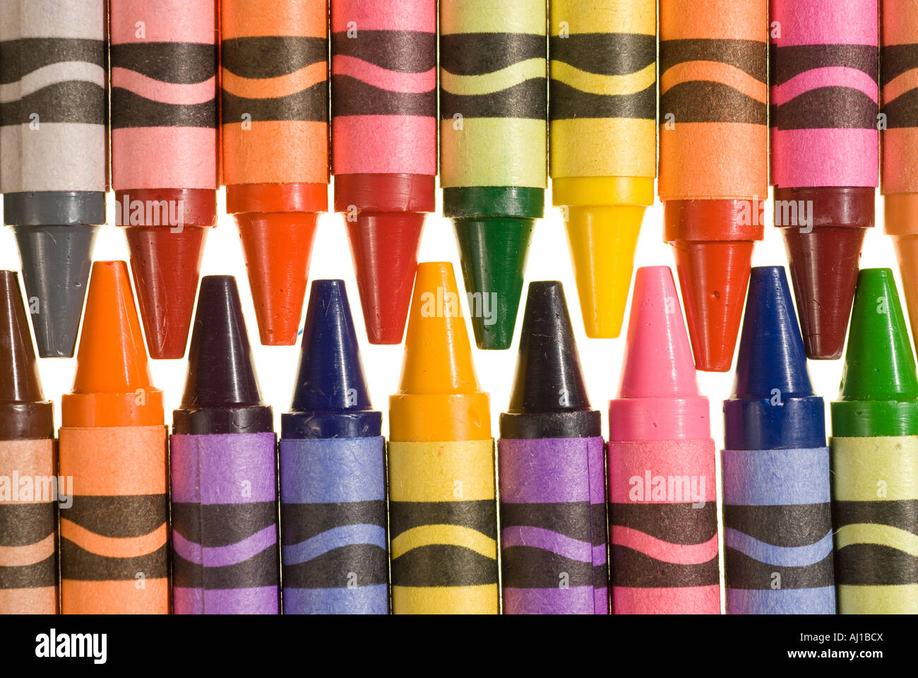 Crayolas bieten einen Regenbogen von Malvorlagen für Kinder Stockfoto