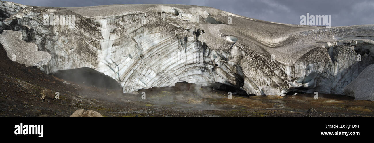 Eishöhle am westlichen Hang des Berges hrafntinnusker Island Stockfoto