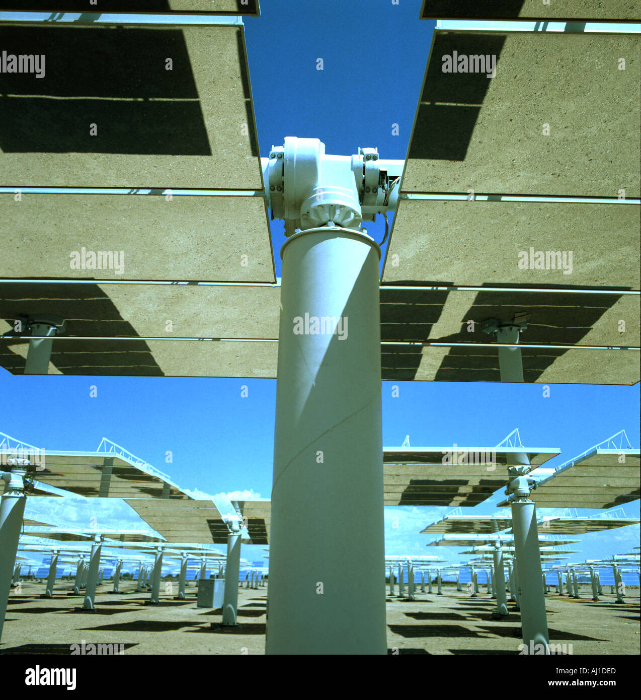 Ein Sonnenkollektoren im Mohave Wüste-Department of Energy Stockfoto