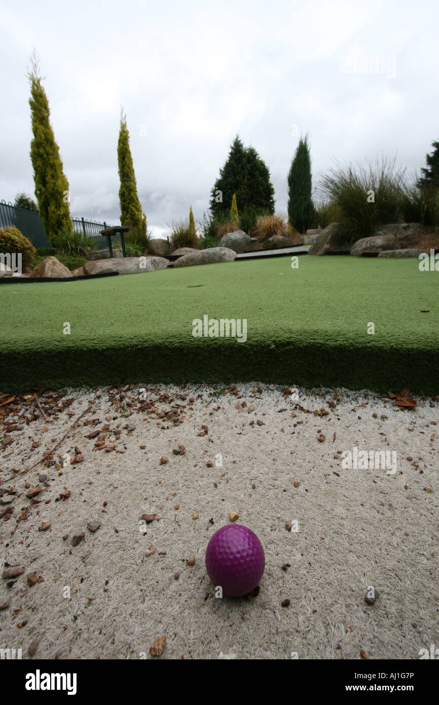 Putt Putt setzen put Golfball auf einer Sandbank Stockfoto