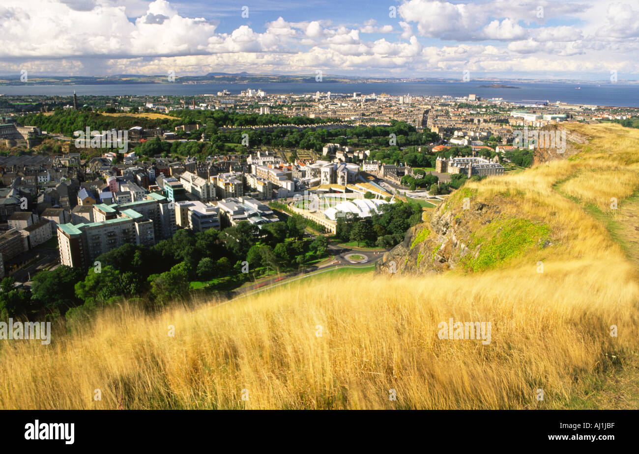 Blick auf das schottische Parlament und Holyrood Palace von Salisbury Crags Stockfoto