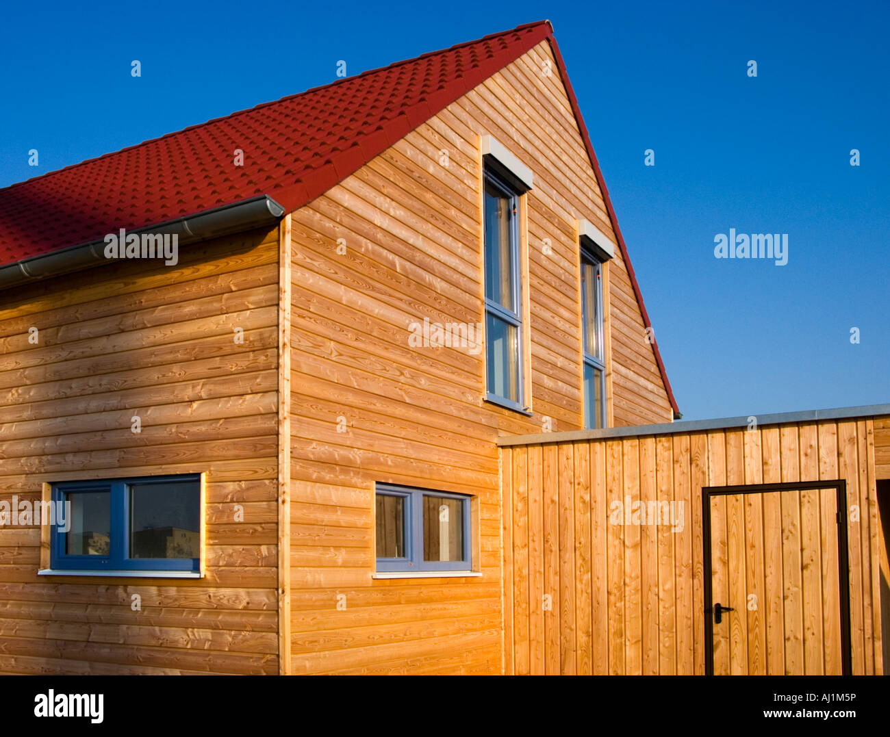 Holz Holzhaus Einfamilienhaus Fachwerk Dachstühle kleine Gebäude neue Haupt-Investition symbol Abendlicht Stockfoto