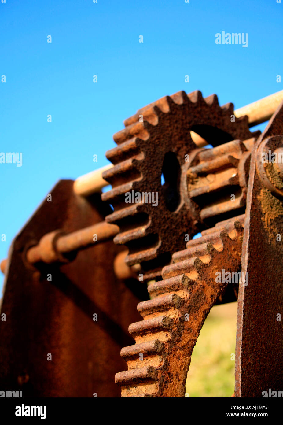 Ein rostiges Eisen Handwinde vor blauem Himmel Stockfoto