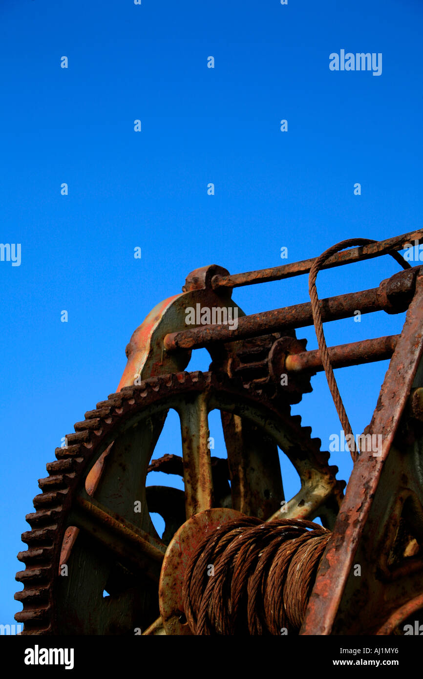 Ein rostiges Eisen Handwinde vor blauem Himmel Stockfoto