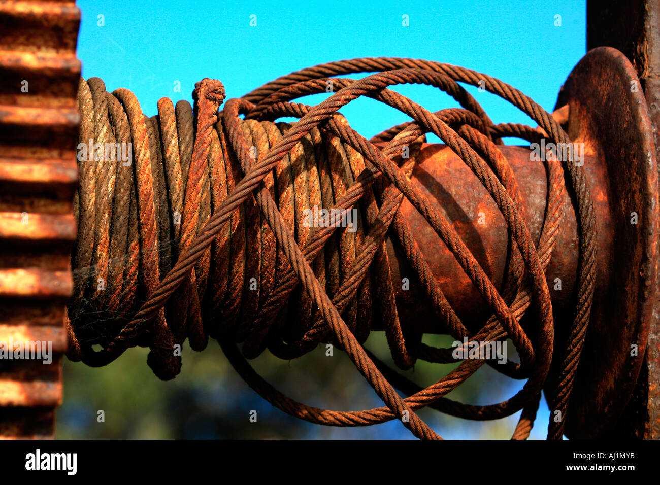Verrosteten Draht Kabel auf Seite Boot Seilwinde Stockfoto