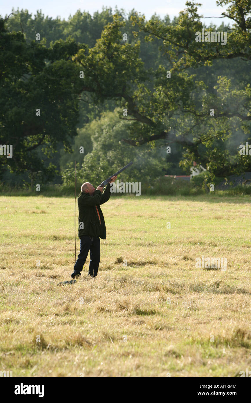 Mann schießen auf angetriebenen schießen, Landschaft Sport uk Stockfoto