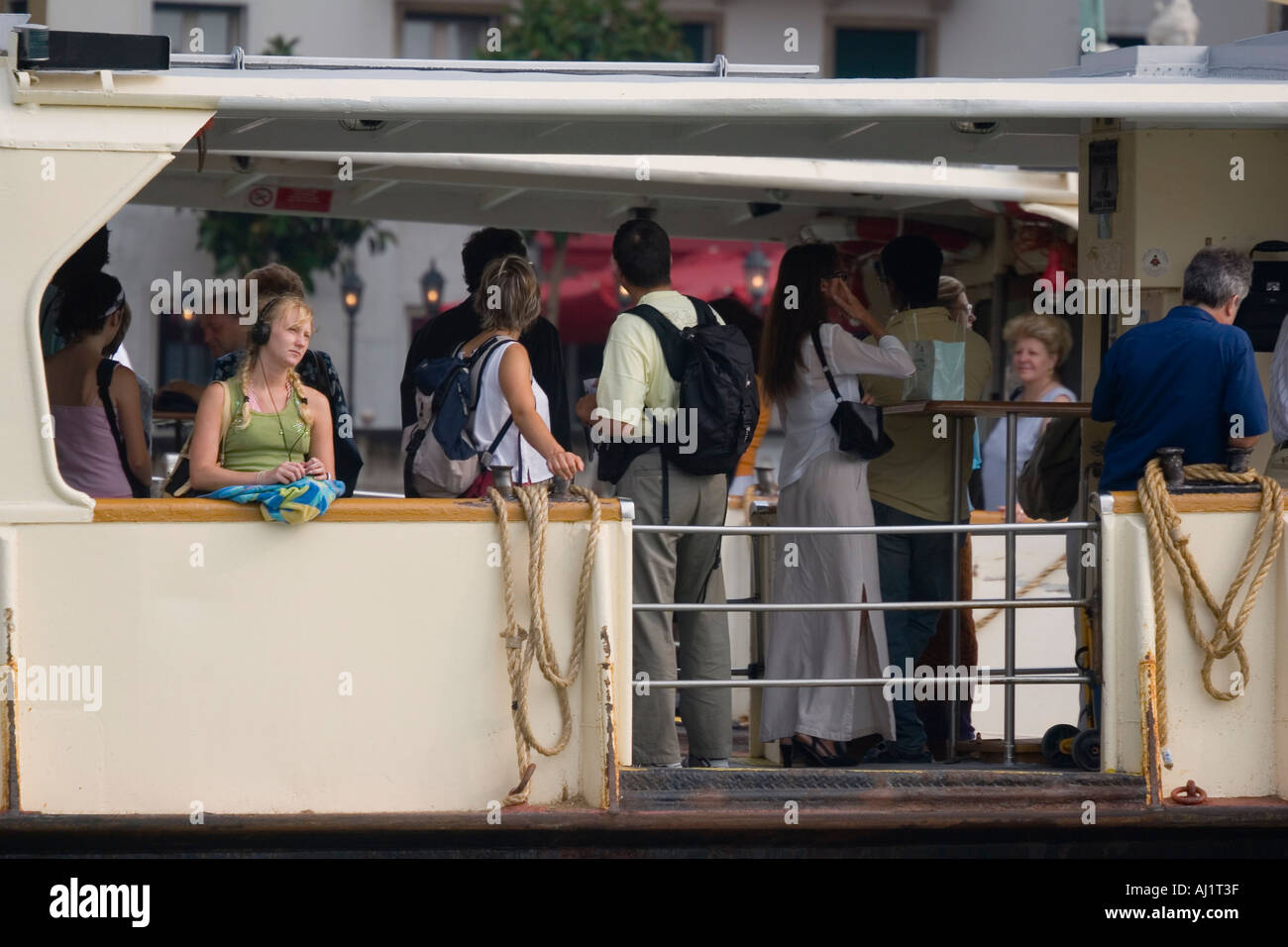 Passagiere an Bord Vaporetto auf dem Canal Grande Venedig-Italien Stockfoto