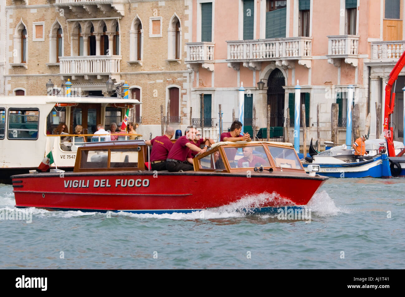 Feuerwehr reiten in Feuerwehr-Boot auf den Canal Grande Venedig-Italien Stockfoto