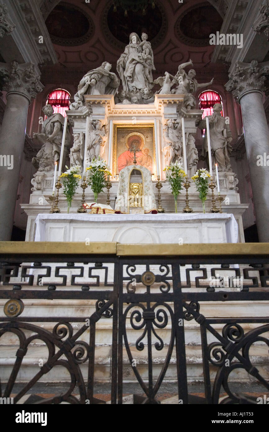 Santa Maria della Salute Kirche Venedig Italien mit den Altar Statuengruppe von Giusto Le Corte der Jungfrau mit Kind Stockfoto