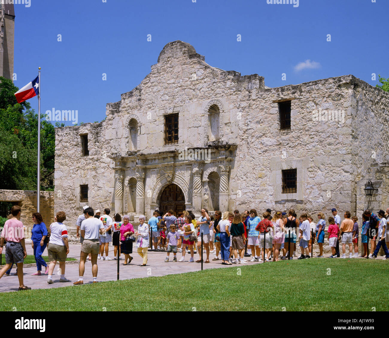 Gruppe von Personen außerhalb der Alamo Texas berühmteste Heiligtum und historischen Ort Texas U S A Stockfoto