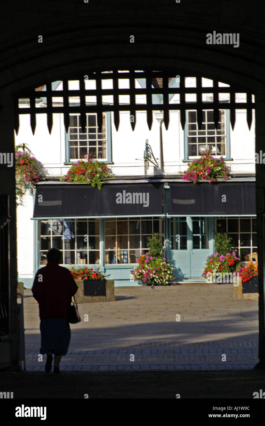 Unter den Äbten Turm gegenüber den Geschäften auf der Angel Hill Bury St Edmunds Suffolk East Anglia UK Stockfoto