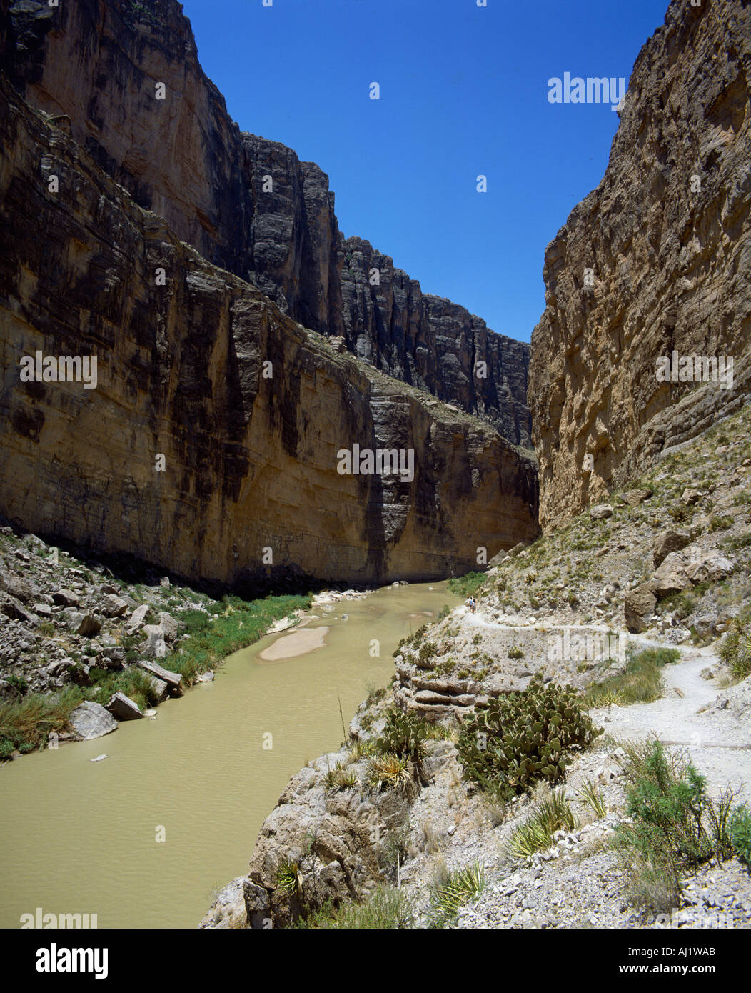 Suchen Sie flussabwärts mit paar weit weg in einer Schlucht am Santa Elena Canyon in Big Bend Nationalpark Texas U S A Stockfoto