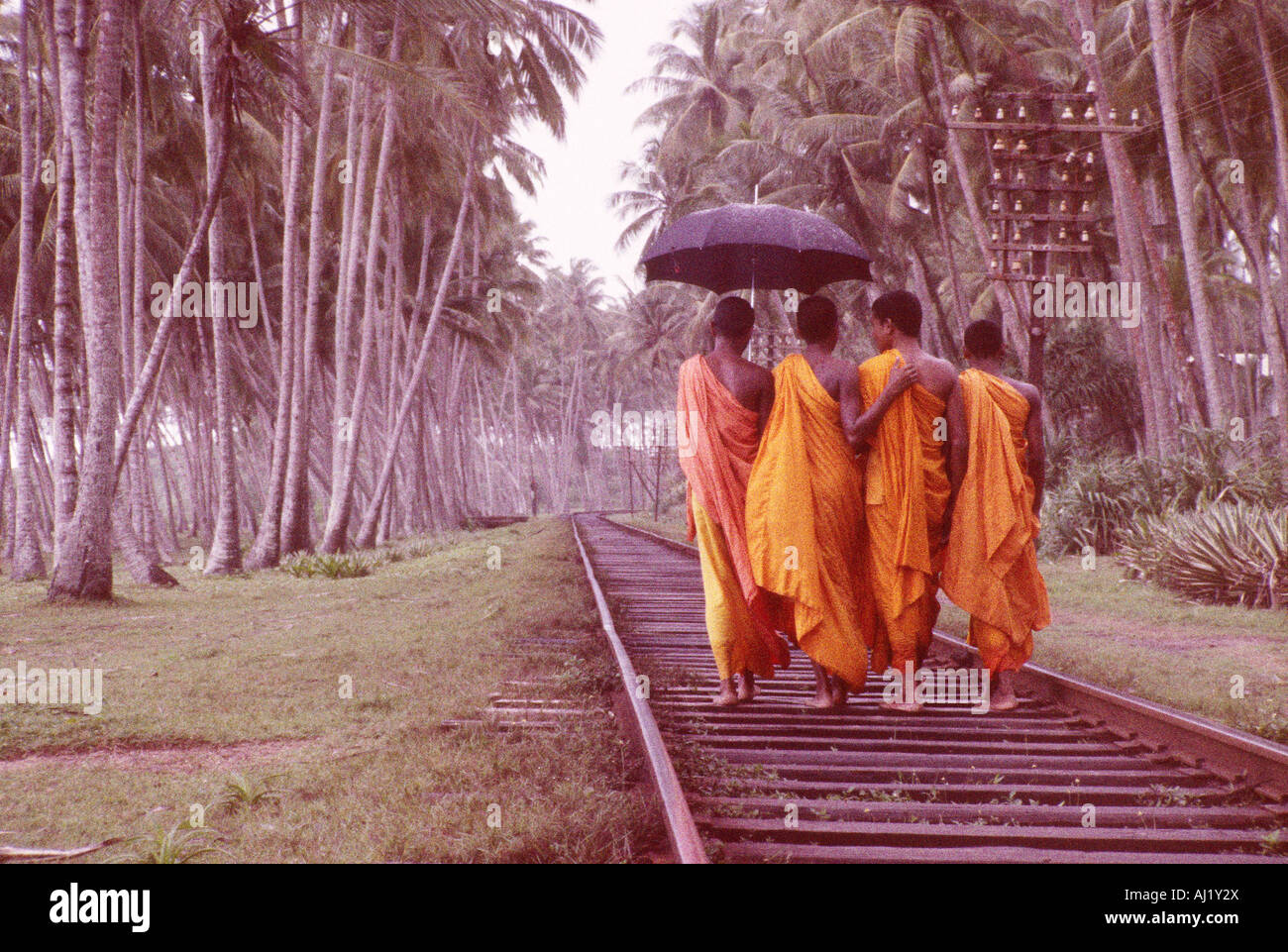 Buddhistische Mönche zu Fuß entlang der Gleise Stockfoto