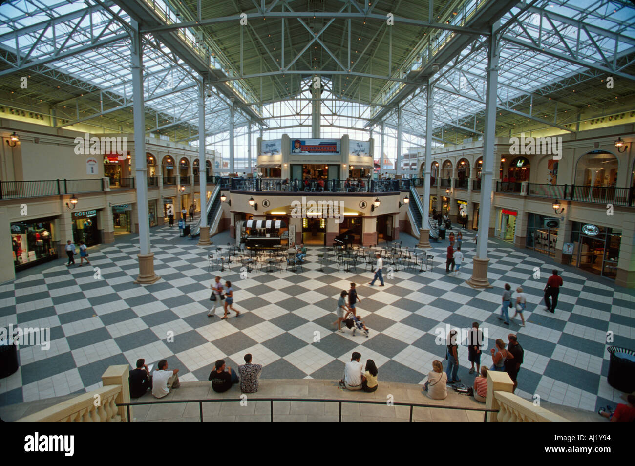 Ohio OH Midwest Franklin County Columbus Easton Town Center Shopping Shopper Shopper shoppen shoppen shoppen Geschäfte Markt Märkte Marktplatz kaufen verkaufen Merc Stockfoto